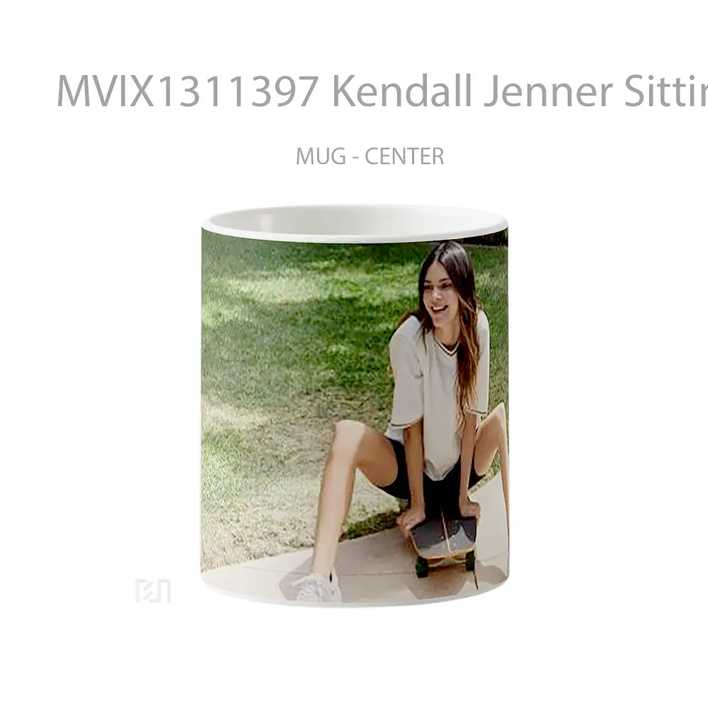 Mug Kendall Jenner Sitting On Skateboard Gelas Selebriti
