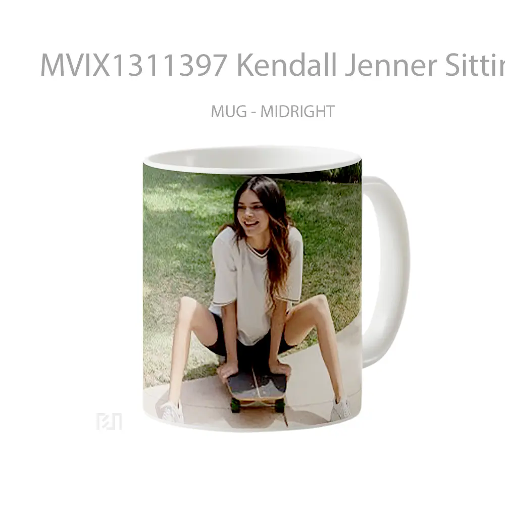 Mug Kendall Jenner Sitting On Skateboard Gelas Selebriti - All-side / Desain