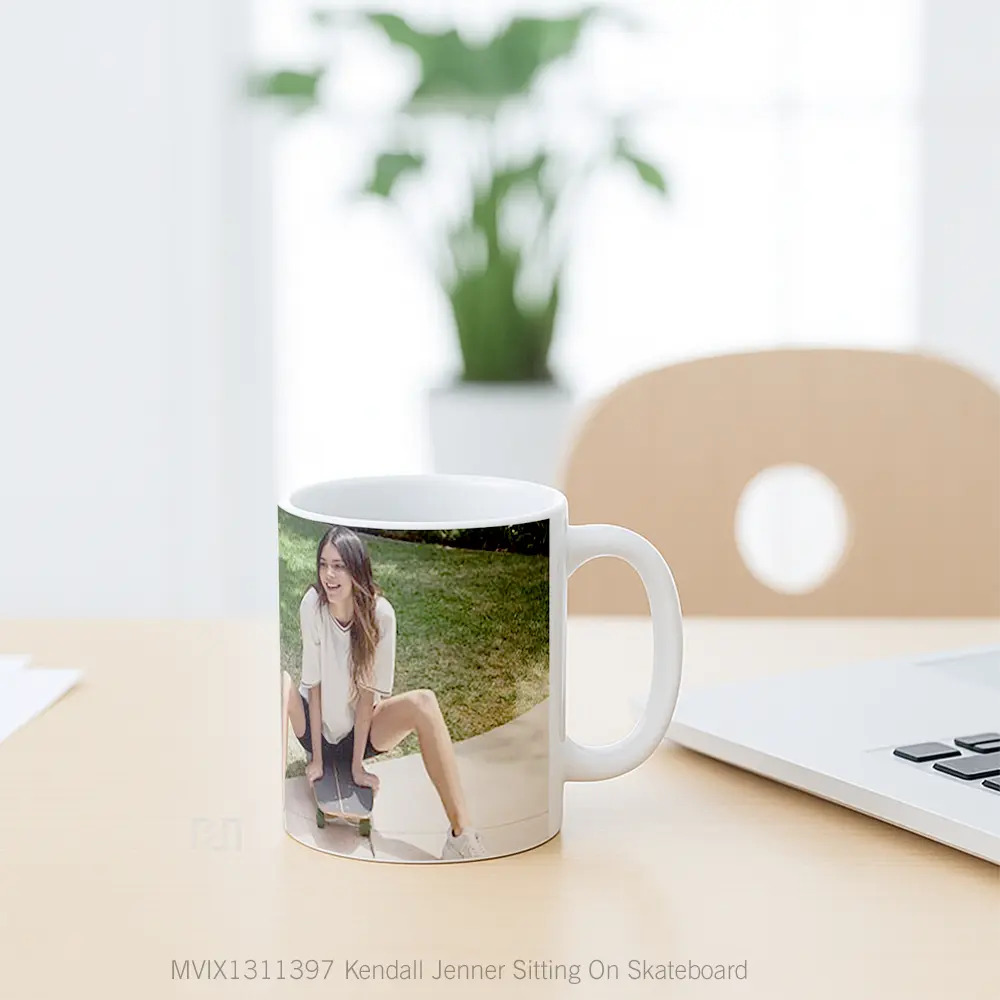 Mug Kendall Jenner Sitting On Skateboard Gelas Selebriti - All-side / Desain