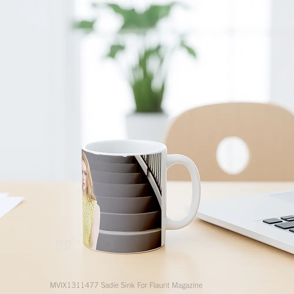 Mug Sadie Sink For Flaunt Magazine Gelas Keramik Unik - All-side / Desain