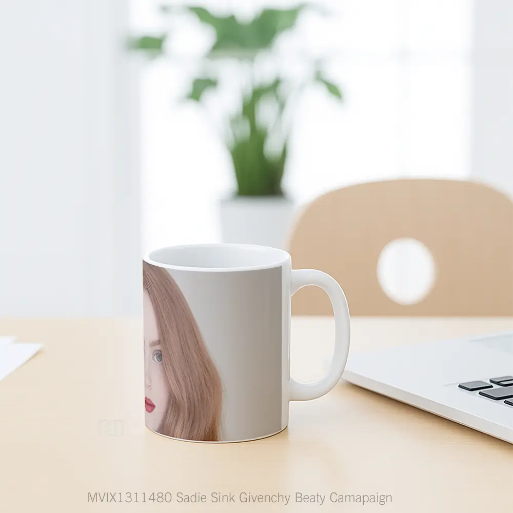 Mug Sadie Sink Givenchy Beaty Camapaign Gelas Keramik Unik - All-side / Desain