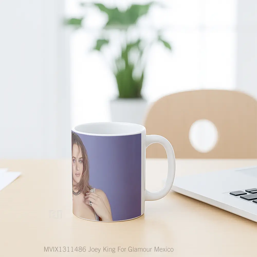 Mug Joey King For Glamour Mexico Gelas Keramik Unik - All-side / Desain
