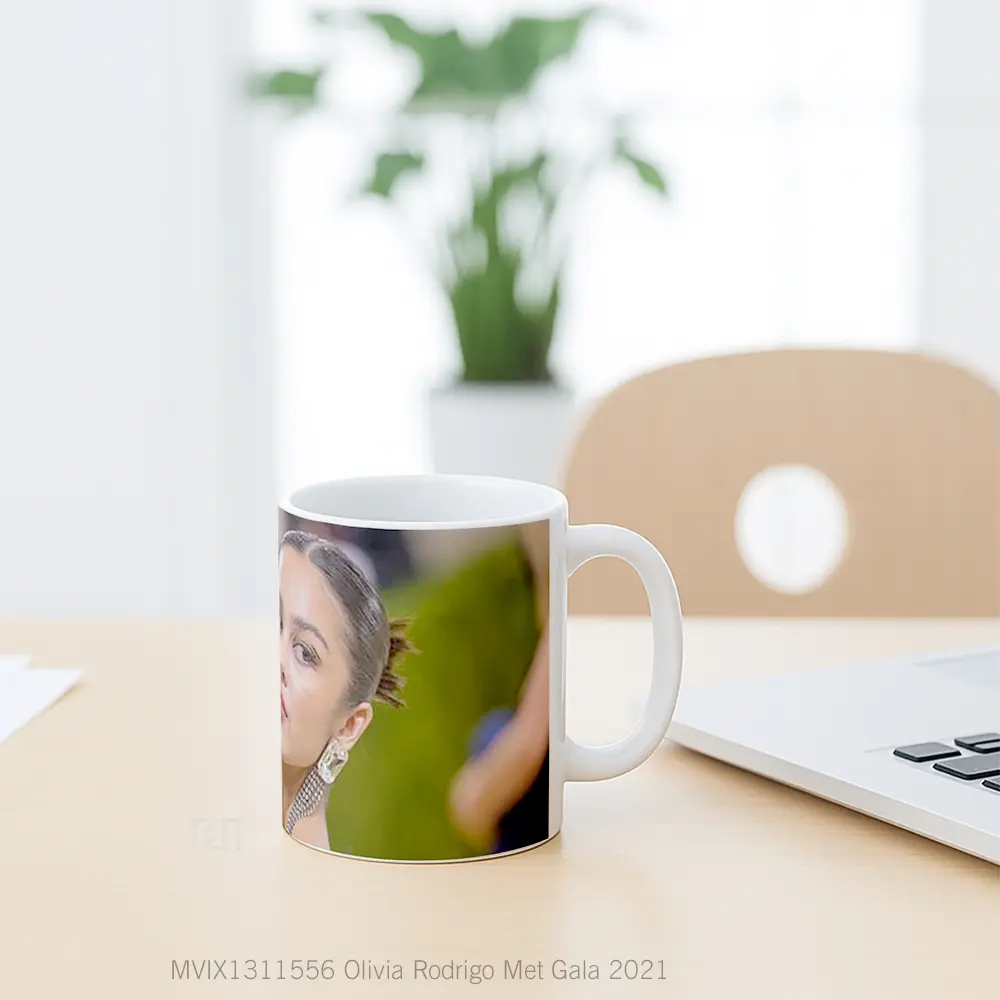 Mug Olivia Rodrigo Met Gala 2021 Gelas Selebriti - All-side / Desain