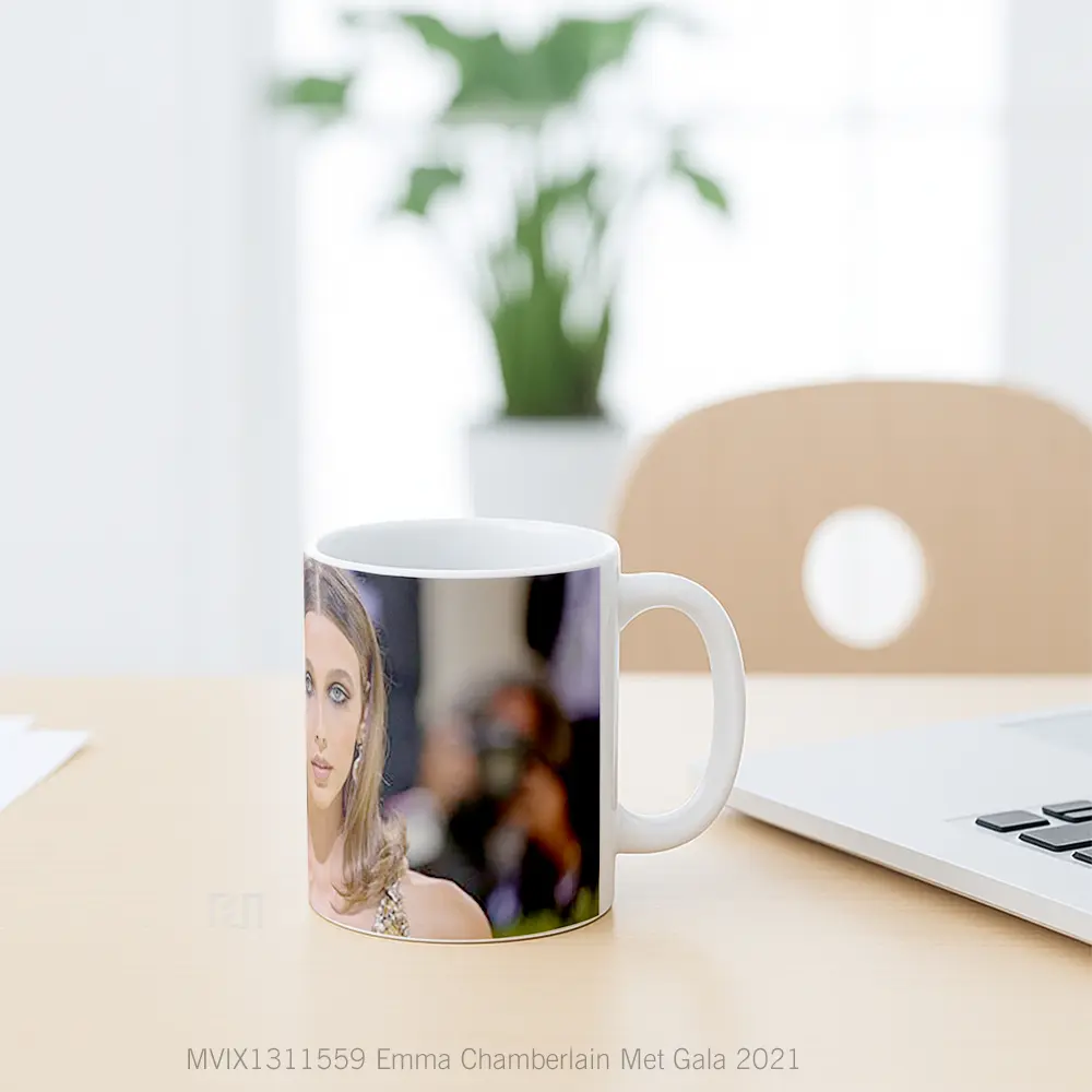 Mug Emma Chamberlain Met Gala 2021 Gelas Keramik Unik - All-side / Desain