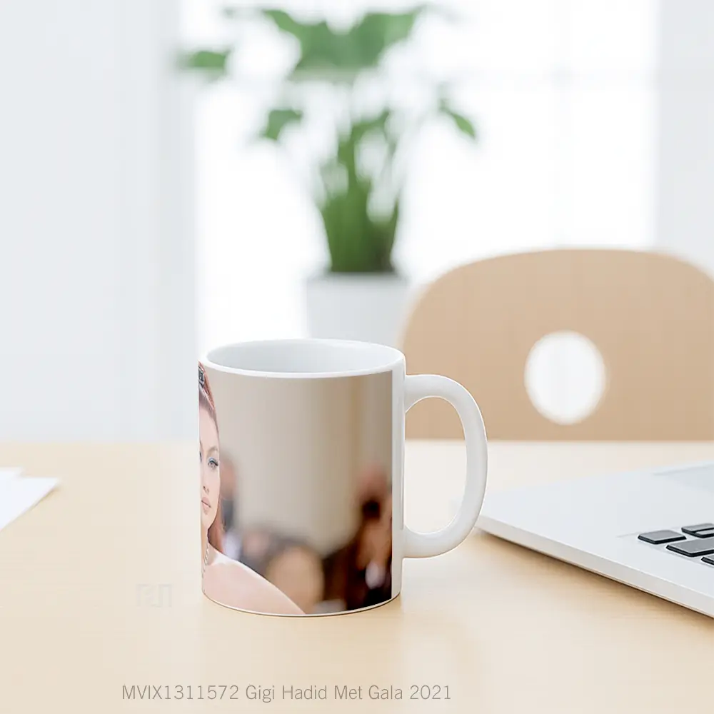 Mug Gigi Hadid Met Gala 2021 Gelas Keramik Unik - All-side / Desain