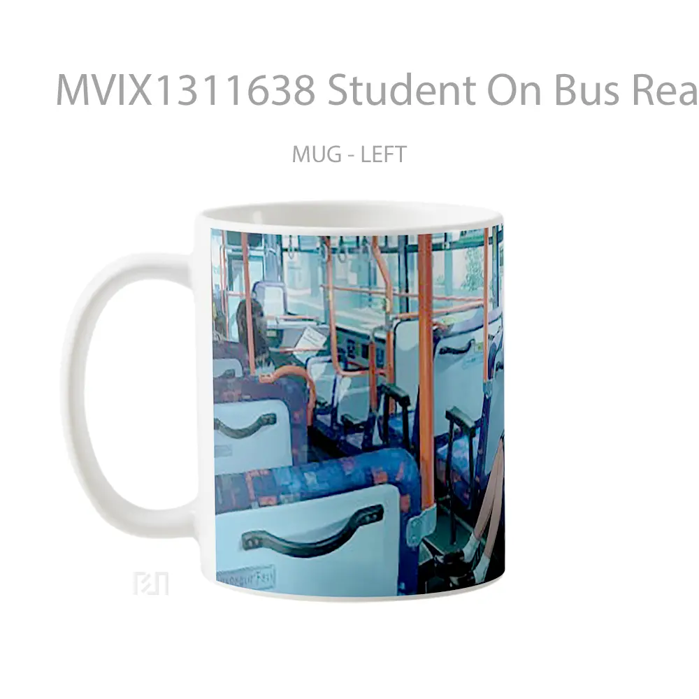 Mug Student On Bus Reading Gelas Keramik Unik - All-side / Desain