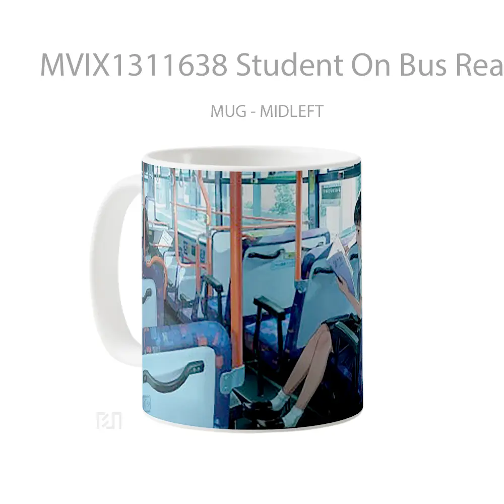 Mug Student On Bus Reading Gelas Keramik Unik - All-side / Desain