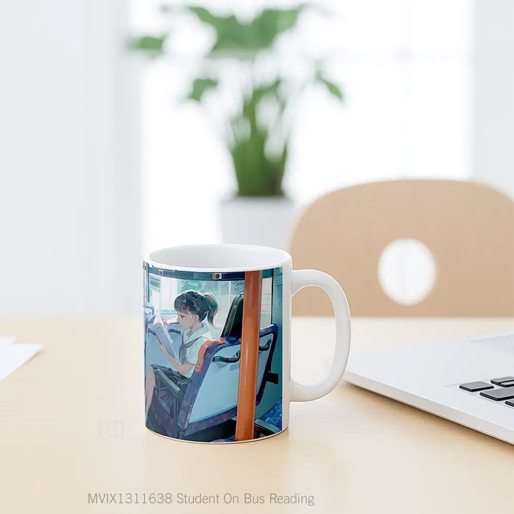 Mug Student On Bus Reading Gelas Keramik Unik - All-side / Desain