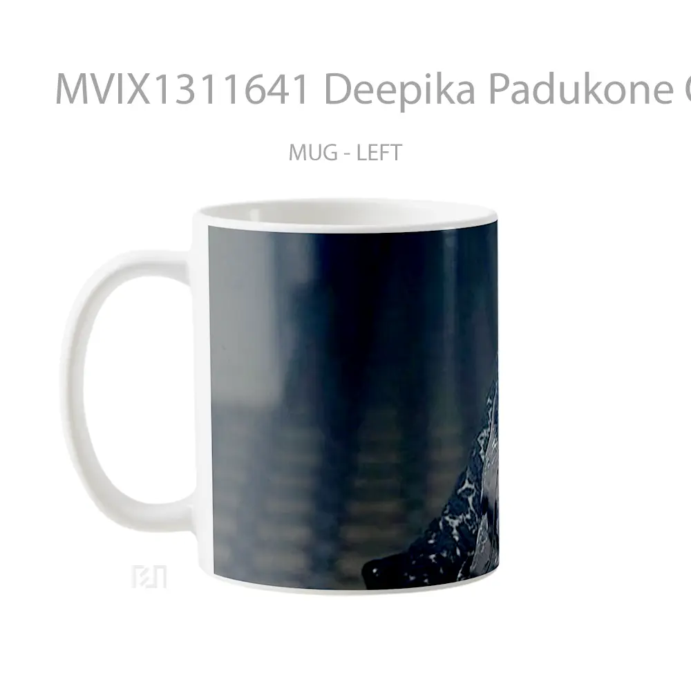 Mug Deepika Padukone On A Chair Gelas Keramik Unik - All-side / Desain