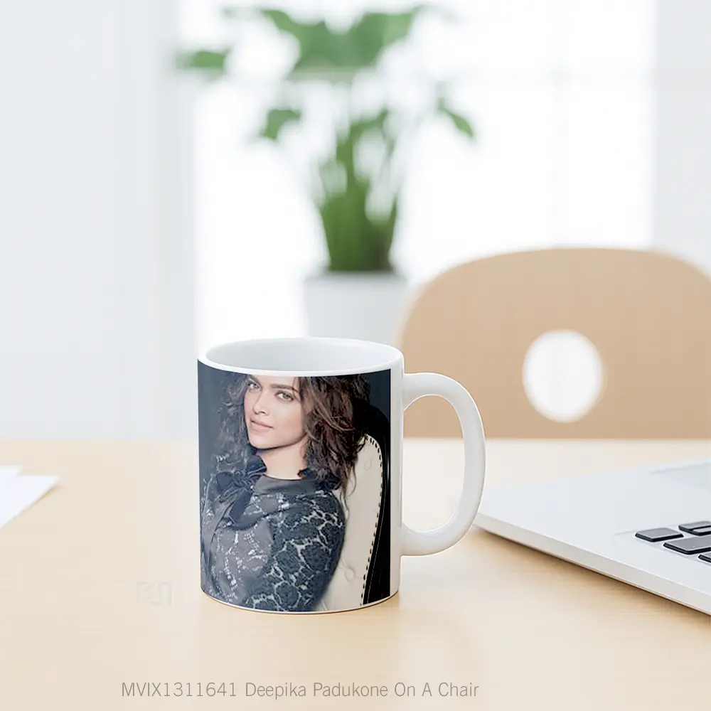 Mug Deepika Padukone On A Chair Gelas Keramik Unik - All-side / Desain
