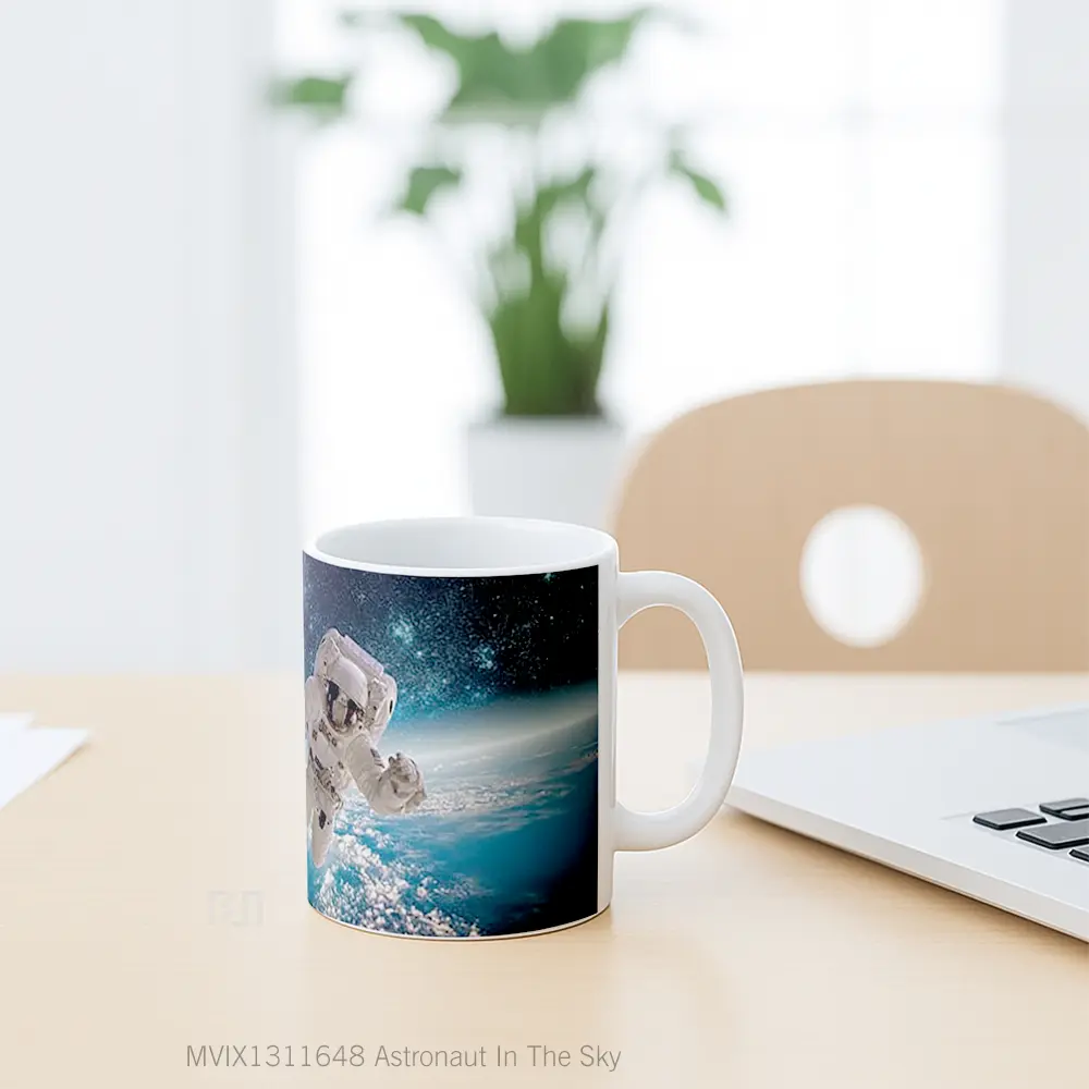 Mug Astronaut In The Sky Gelas Pemandangan Alam - All-side / Desain