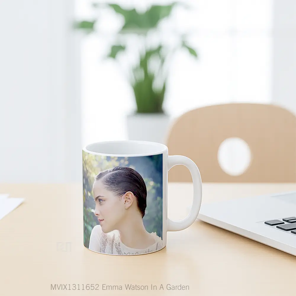 Mug Emma Watson In A Garden Gelas Selebriti - All-side / Desain