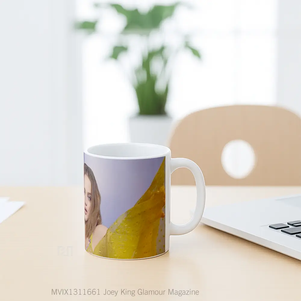 Mug Joey King Glamour Magazine Gelas Keramik Unik - All-side / Desain