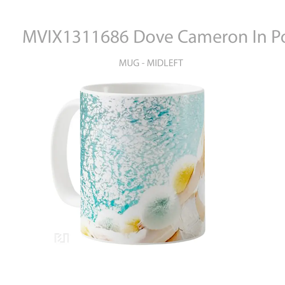 Mug Dove Cameron In Pool Gelas Keramik Unik - All-side / Desain
