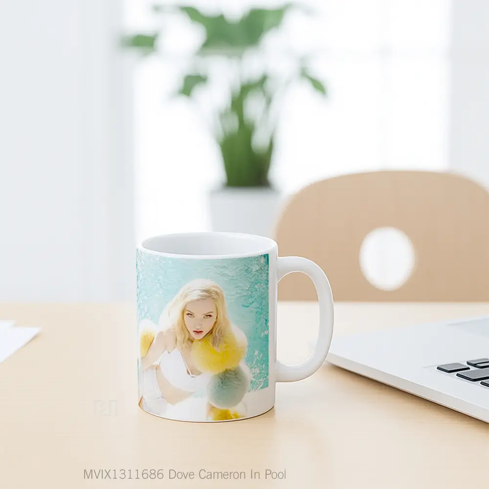 Mug Dove Cameron In Pool Gelas Keramik Unik - All-side / Desain
