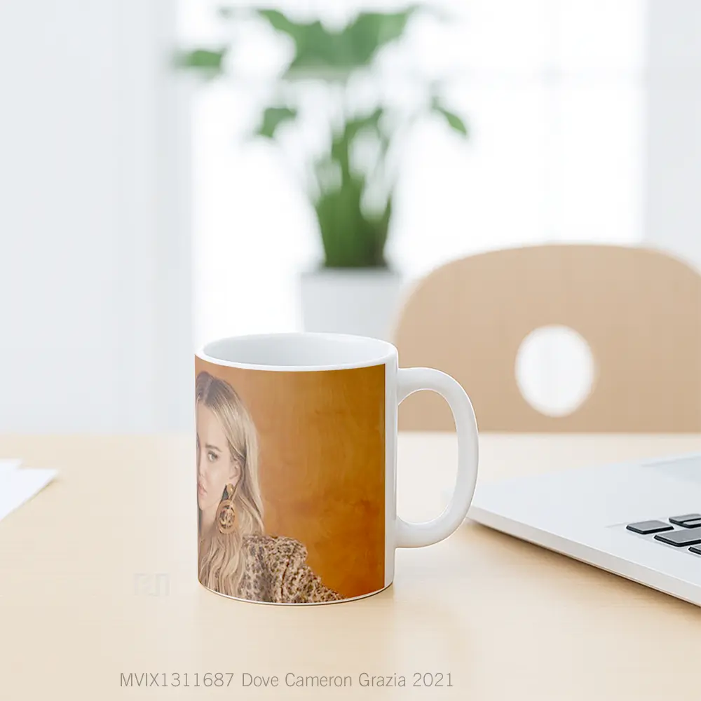 Mug Dove Cameron Grazia 2021 Gelas Keramik Unik - All-side / Desain