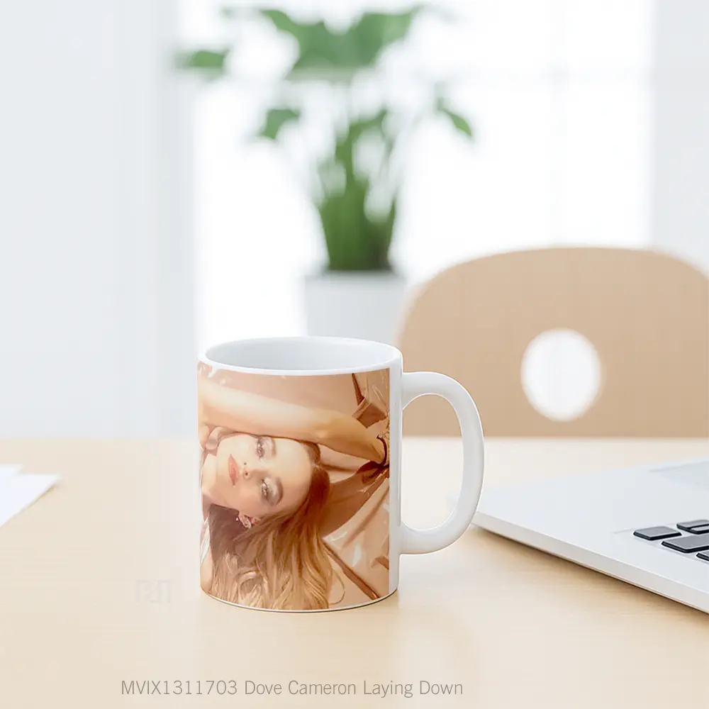 Mug Dove Cameron Laying Down Gelas Keramik Unik - All-side / Desain