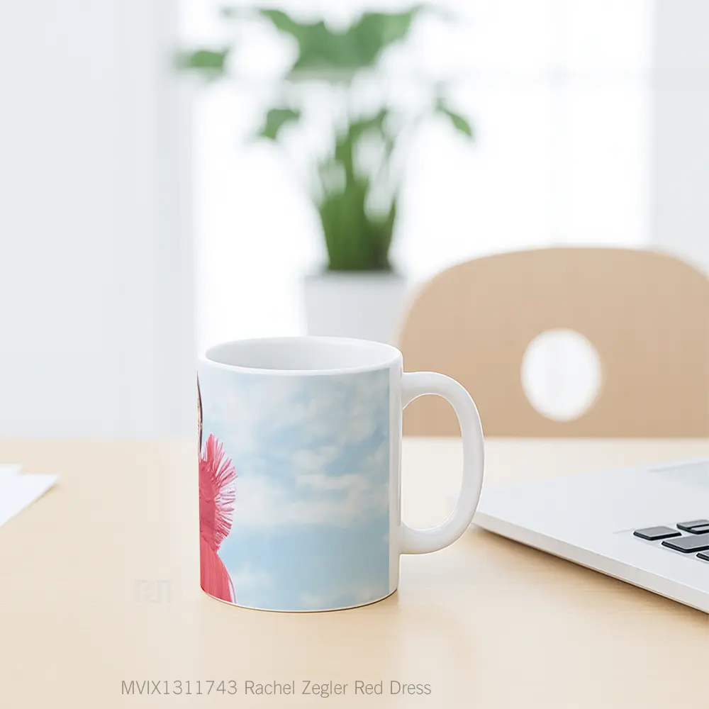 Mug Rachel Zegler Red Dress Gelas Keramik Unik - All-side / Desain