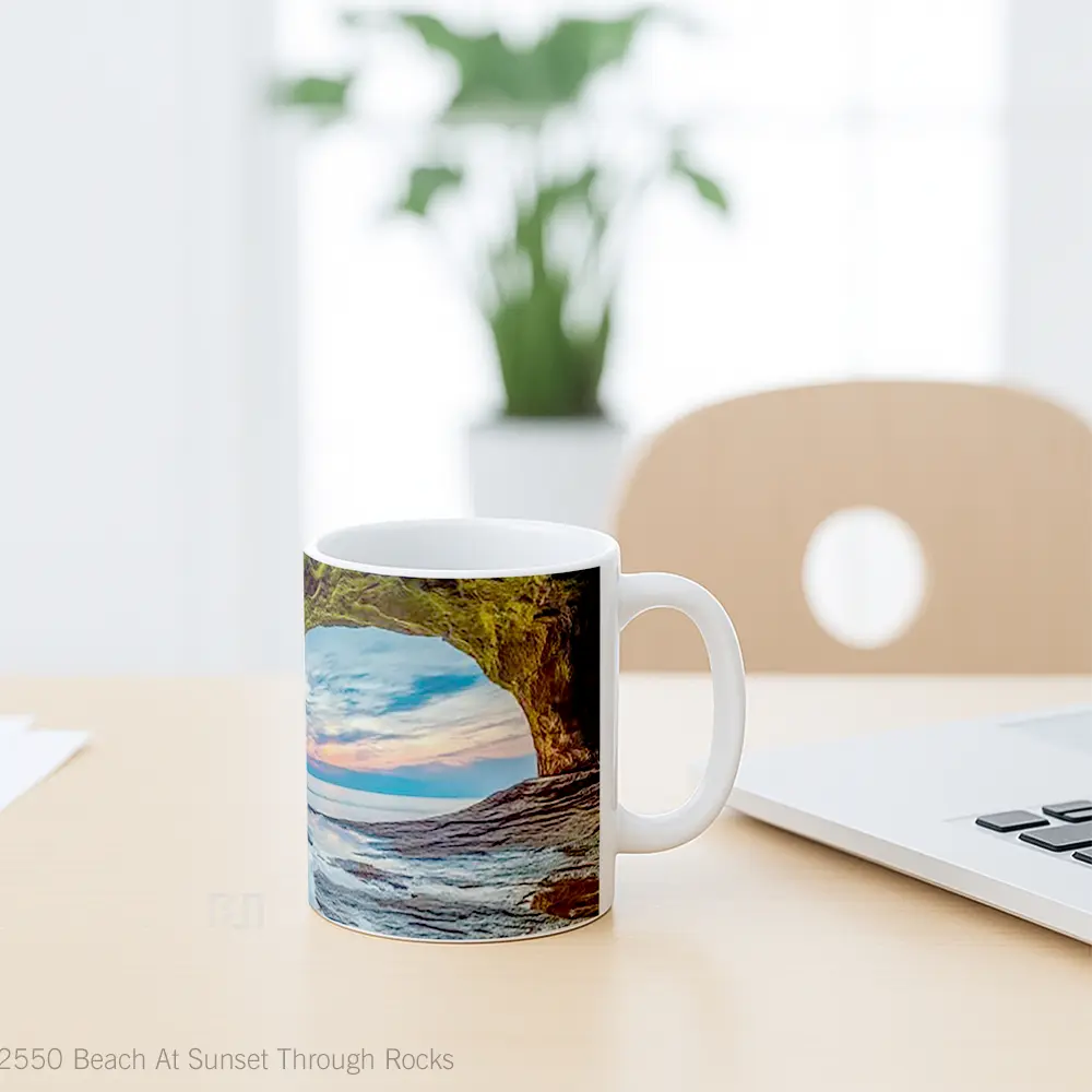 Mug Beach At Sunset Through Rocks Gelas Pemandangan Alam - All-side / Desain