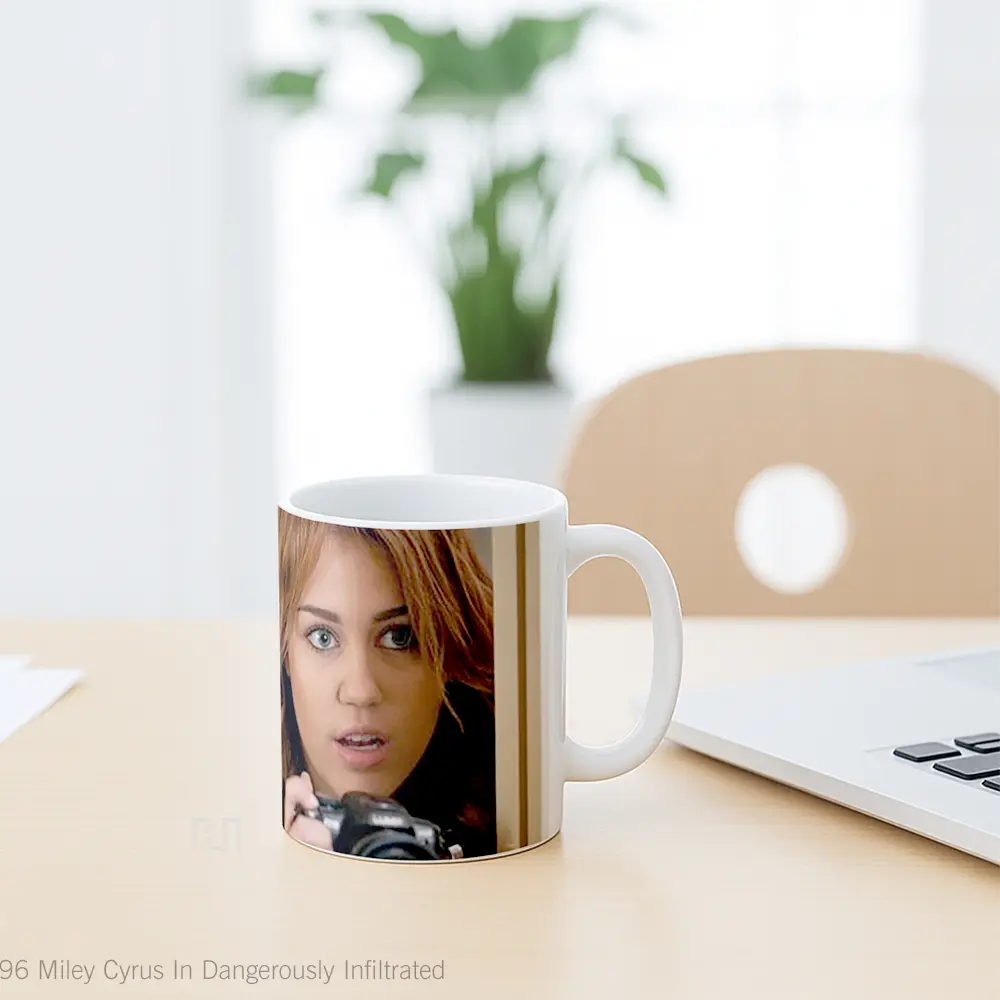 Mug Miley Cyrus In Dangerously Infiltrated Gelas Selebriti - All-side / Desain