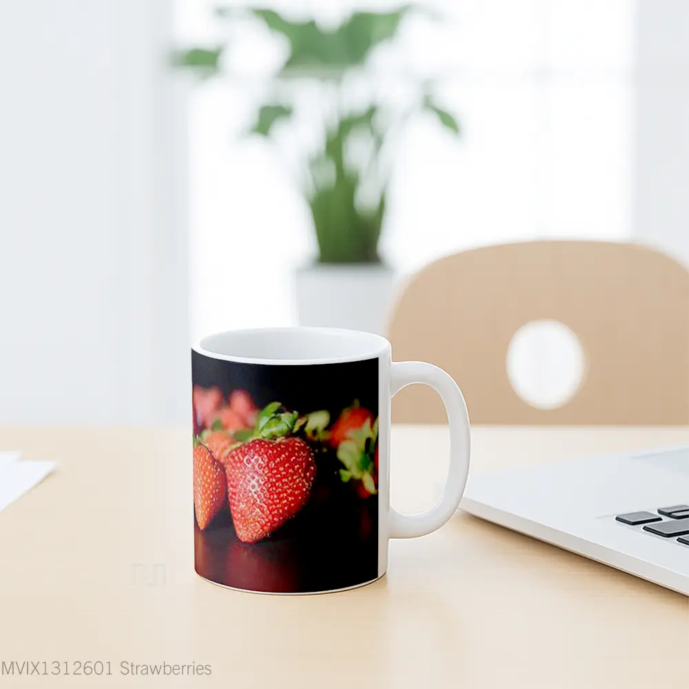 Mug Strawberries Gelas Keramik Unik - All-side / Desain