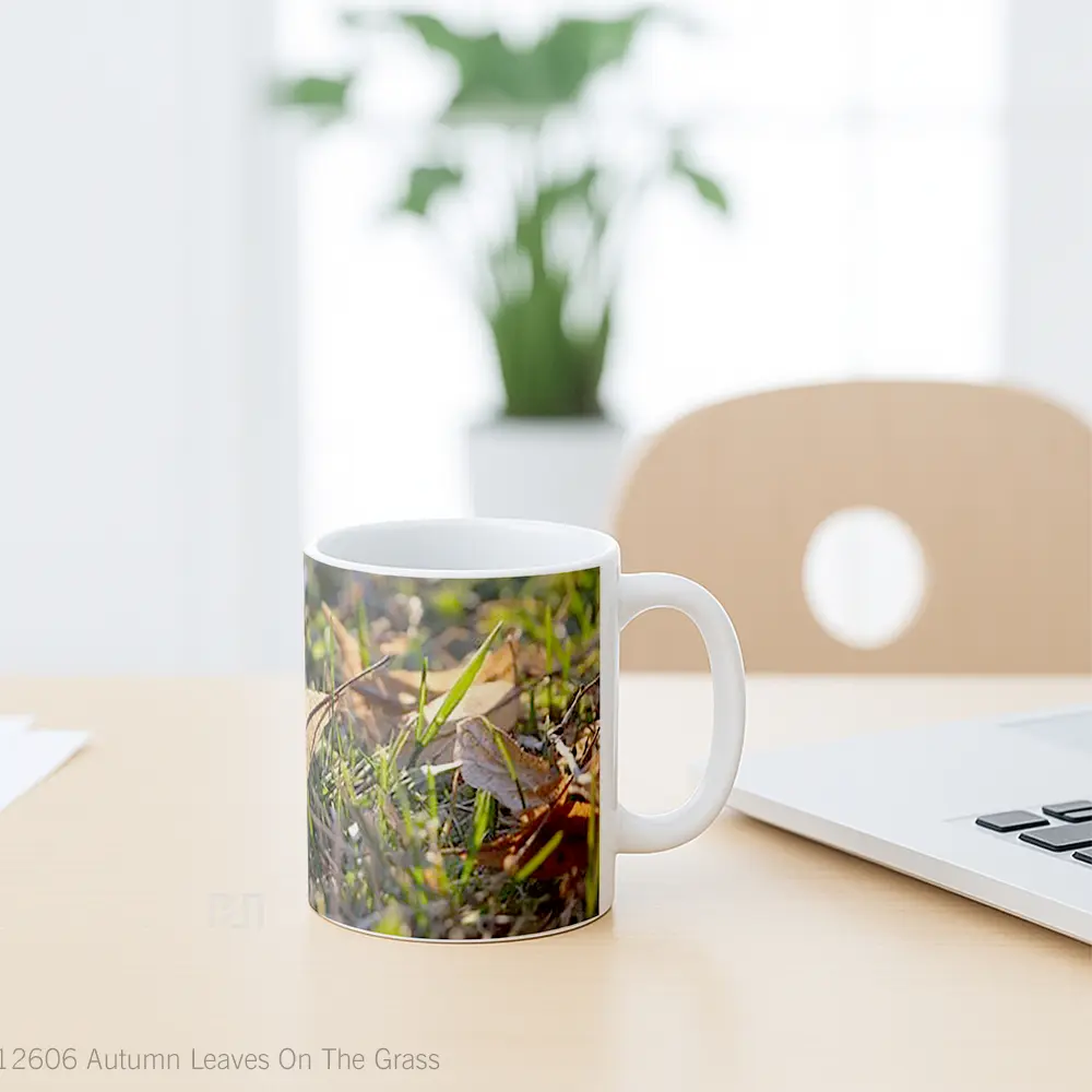Mug Autumn Leaves On The Grass Gelas Keramik Unik - All-side / Desain