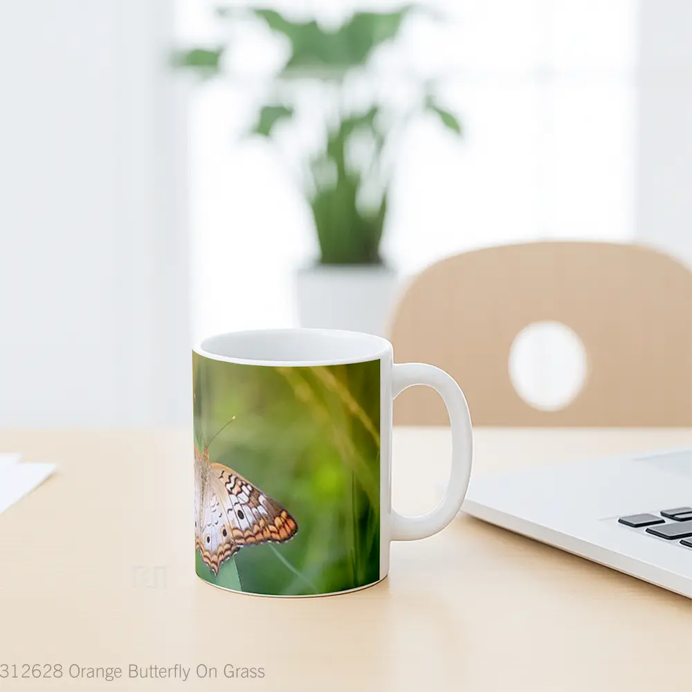 Mug Orange Butterfly On Grass Gelas Hewan Lucu - All-side / Desain