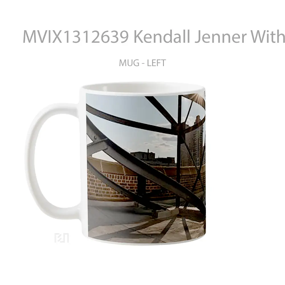 Mug Kendall Jenner With Buildings In The Background Gelas Selebriti - All-side / Desain