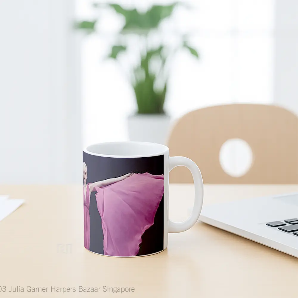 Mug Julia Garner Harpers Bazaar Singapore Gelas Keramik Unik - All-side / Desain