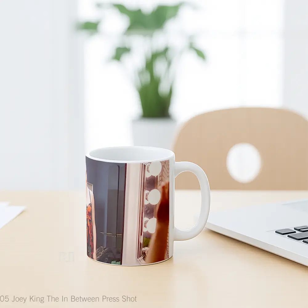 Mug Joey King The In Between Press Shot Gelas Keramik Unik - All-side / Desain
