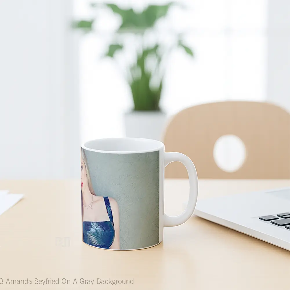 Mug Amanda Seyfried On A Gray Background Gelas Keramik Unik - All-side / Desain