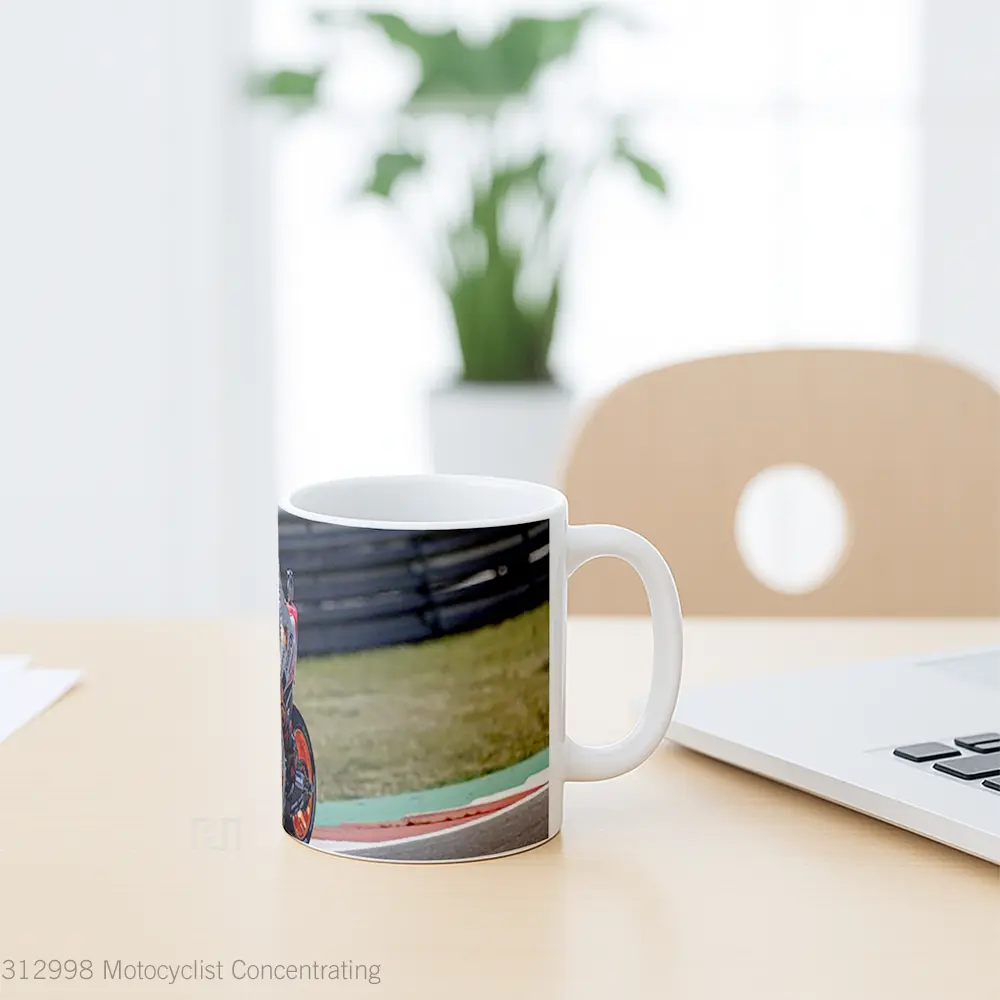 Mug Motocyclist Concentrating Gelas Keramik Unik - All-side / Desain