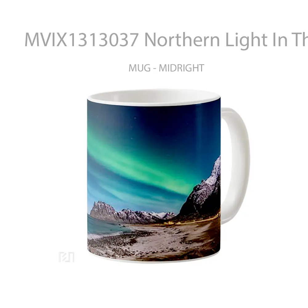 Mug Northern Light In The Mountains In Front Of The Sea Gelas Pemandangan Alam - Tampak Tengah