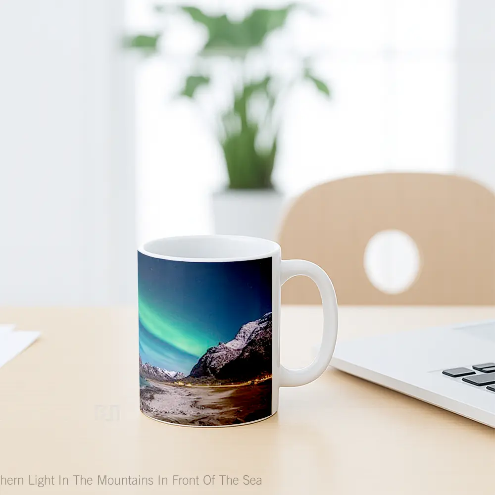 Mug Northern Light In The Mountains In Front Of The Sea Gelas Pemandangan Alam - Tampak Tengah