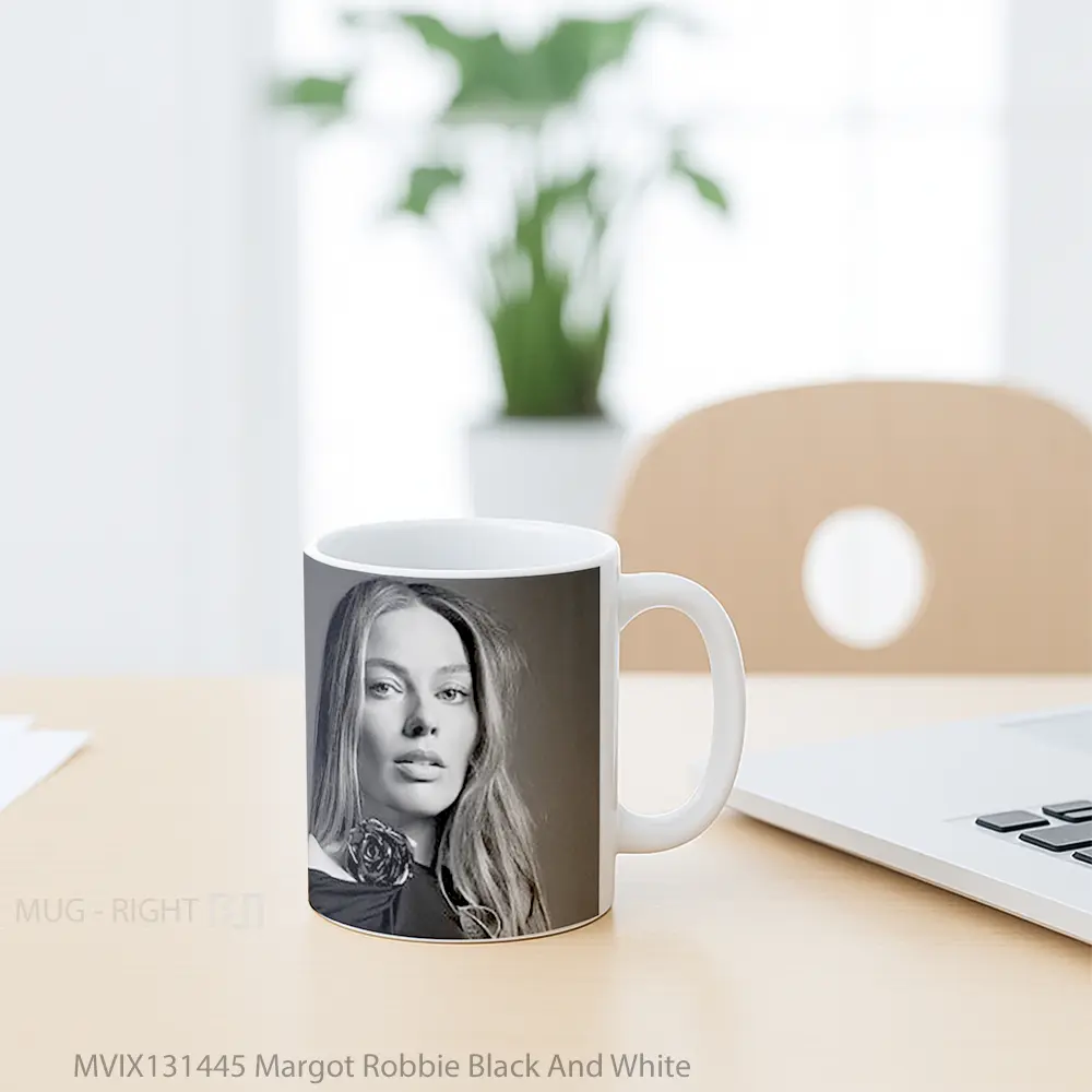 Mug Margot Robbie Black And White Gelas Keramik Unik - All-side / Desain