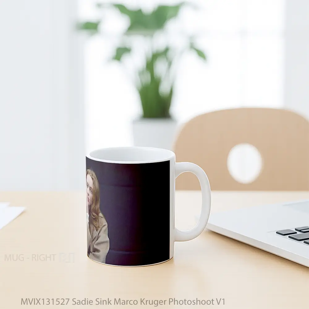 Mug Sadie Sink Marco Kruger Photoshoot V1 Gelas Keramik Unik - All-side / Desain