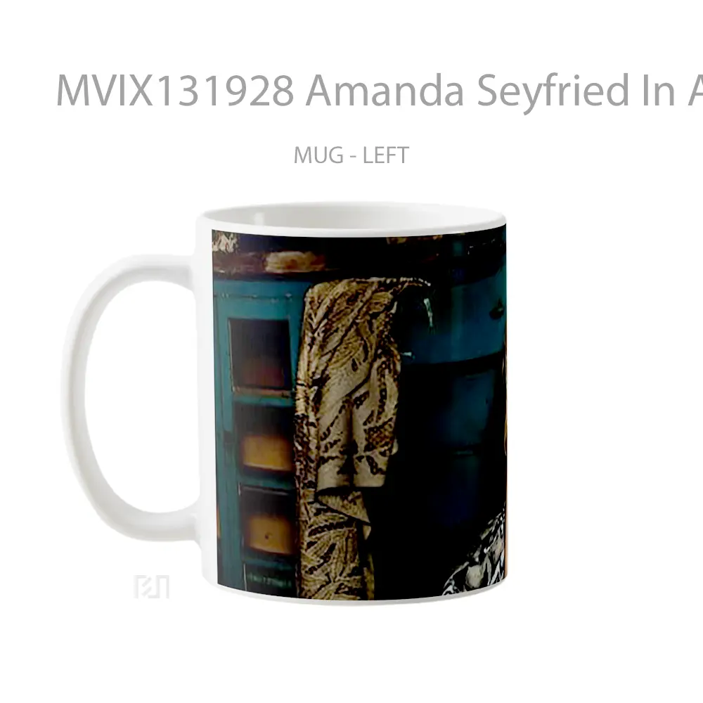 Mug Amanda Seyfried In A Room Gelas Keramik Unik - All-side / Desain