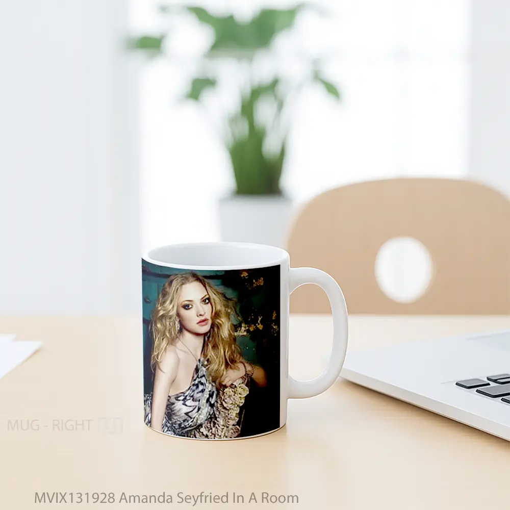 Mug Amanda Seyfried In A Room Gelas Keramik Unik - All-side / Desain
