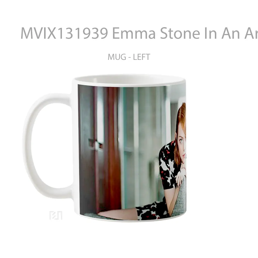Mug Emma Stone In An Armchair Gelas Selebriti - All-side / Desain