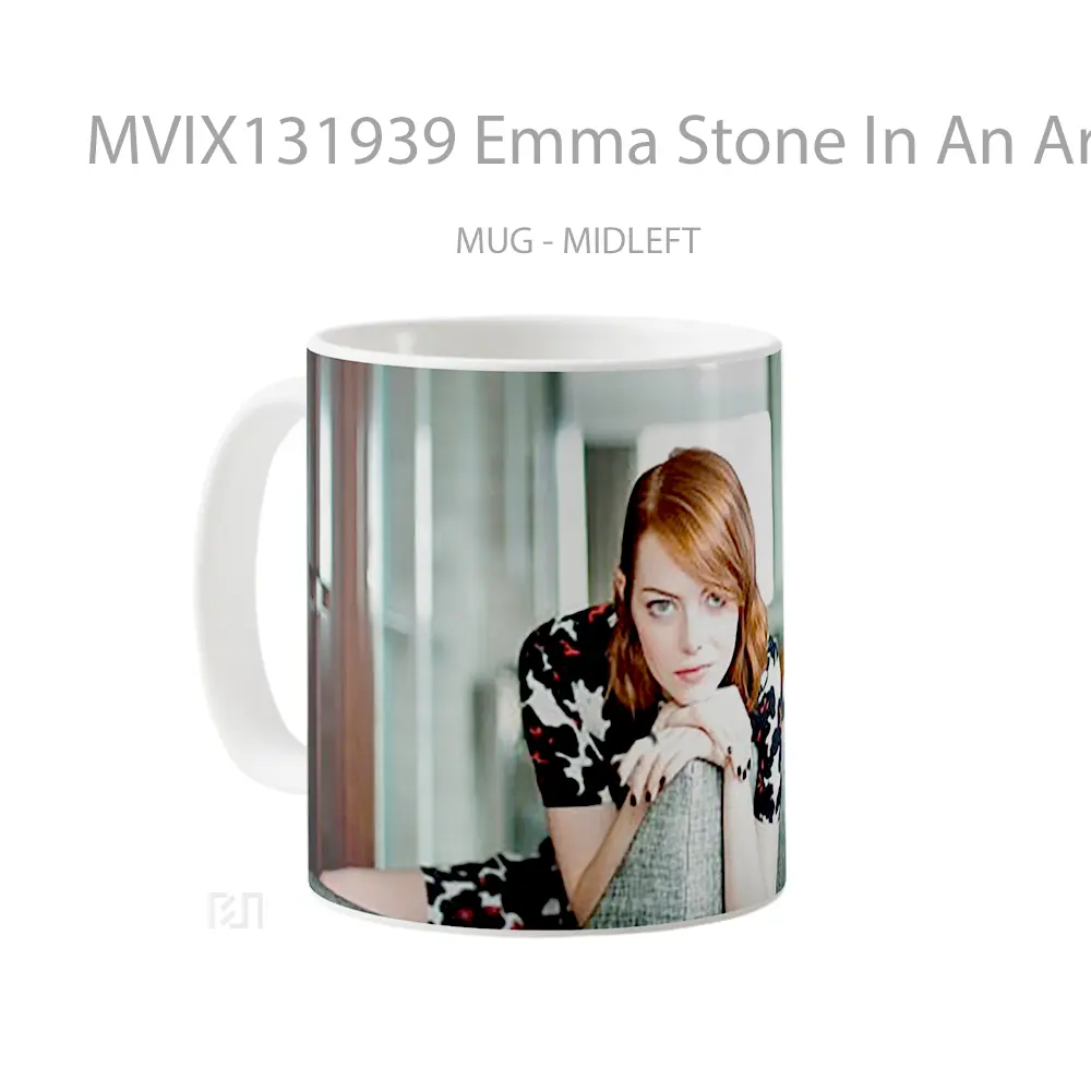 Mug Emma Stone In An Armchair Gelas Selebriti - All-side / Desain