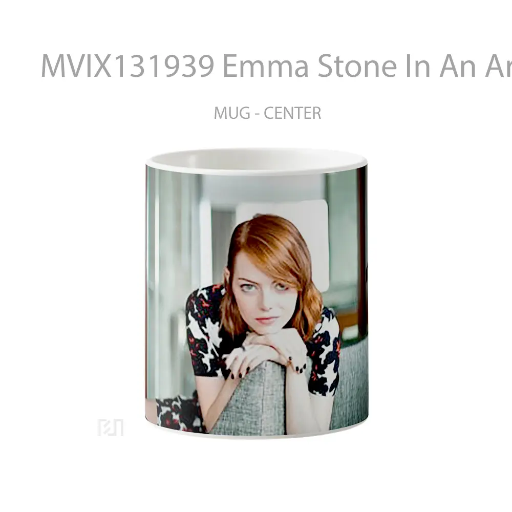 Mug Emma Stone In An Armchair Gelas Selebriti