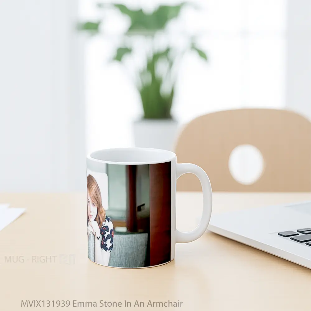 Mug Emma Stone In An Armchair Gelas Selebriti - All-side / Desain