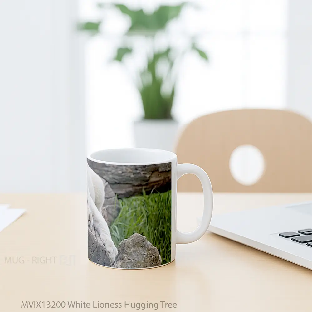 Mug White Lioness Hugging Tree Gelas Pemandangan Alam - All-side / Desain