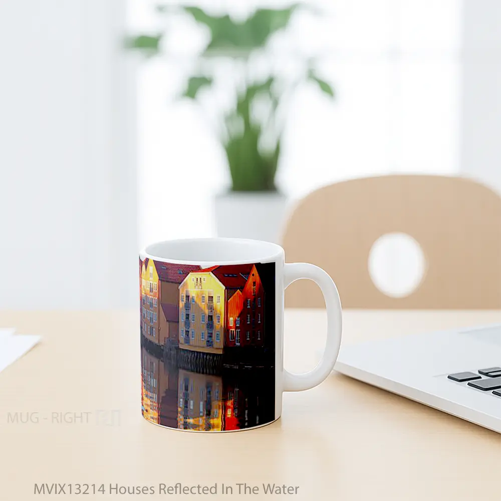 Mug Houses Reflected In The Water Gelas Pemandangan Alam - All-side / Desain