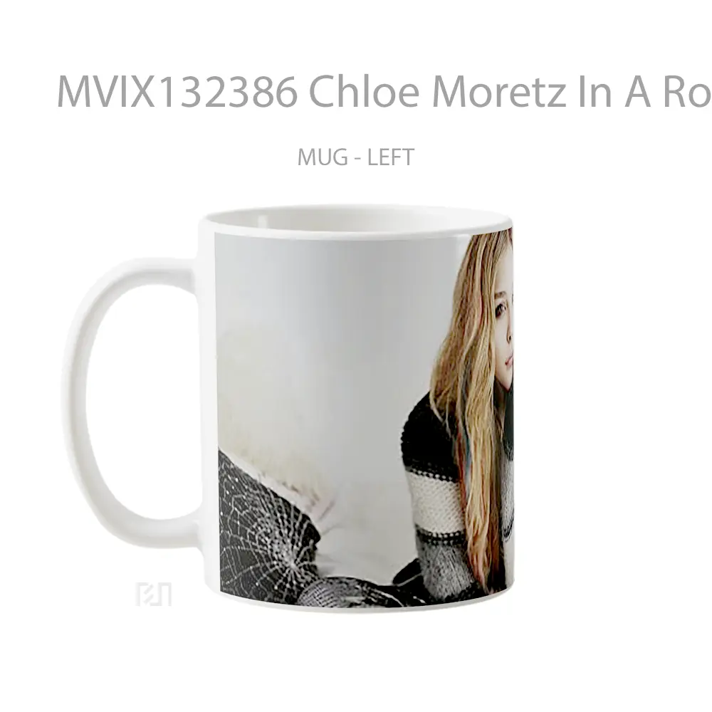 Mug Chloe Moretz In A Room Gelas Keramik Unik - All-side / Desain