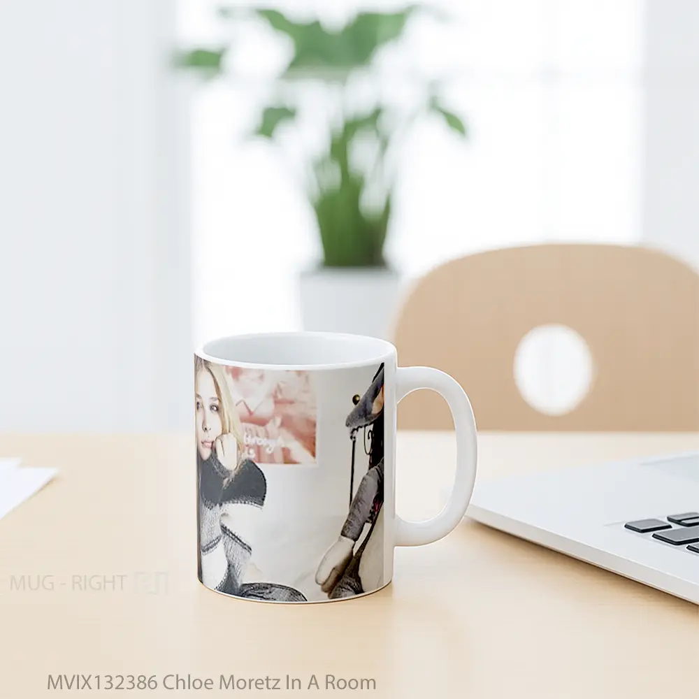 Mug Chloe Moretz In A Room Gelas Keramik Unik - All-side / Desain