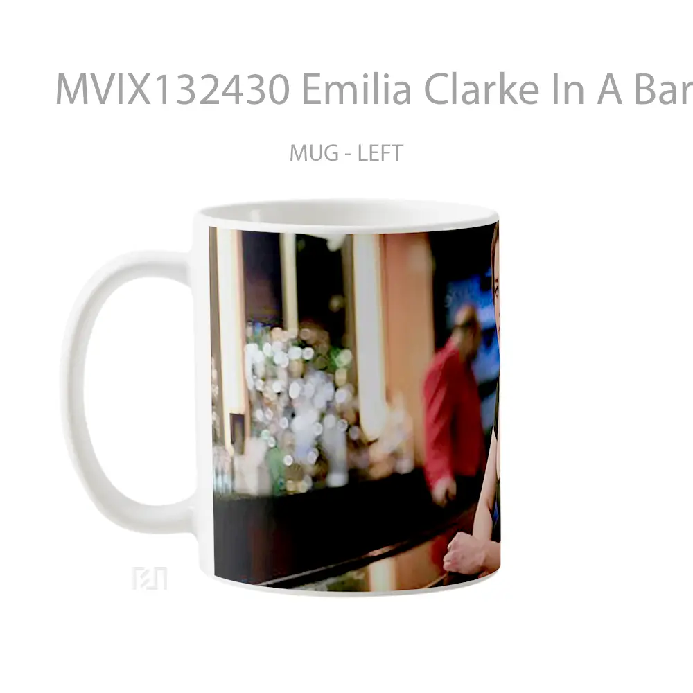 Mug Emilia Clarke In A Bar Gelas Keramik Unik - All-side / Desain