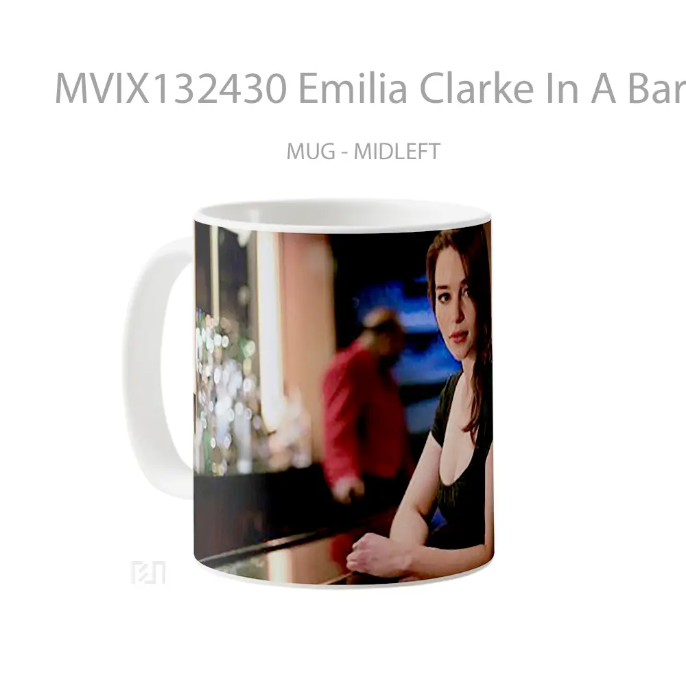 Mug Emilia Clarke In A Bar Gelas Keramik Unik - All-side / Desain