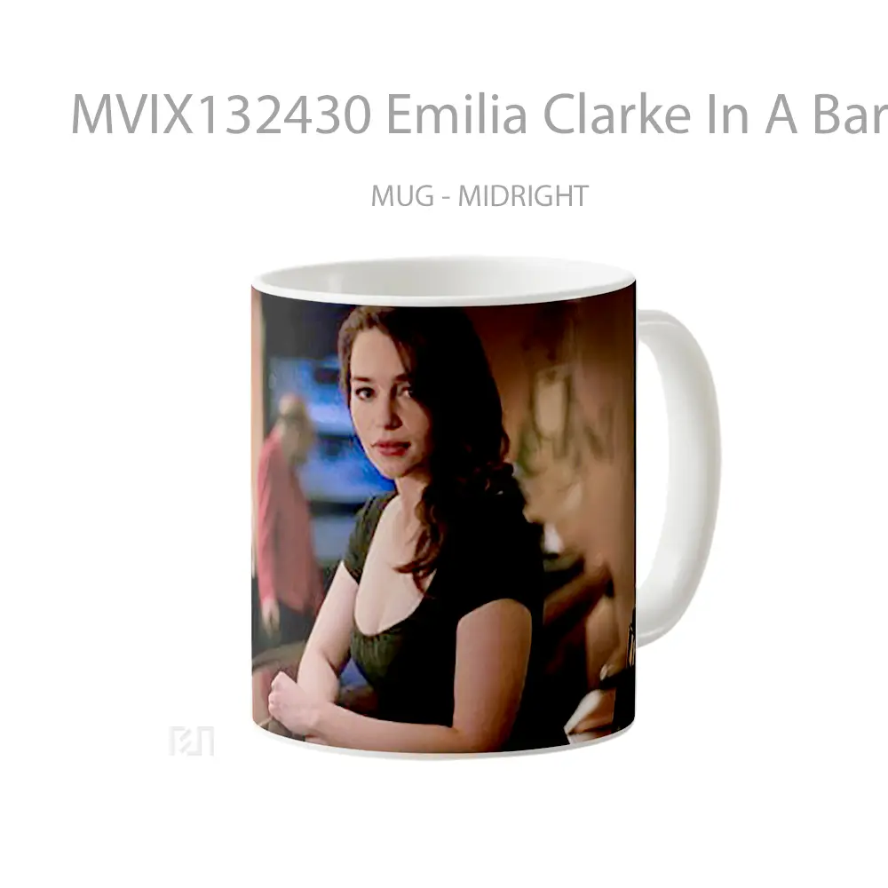 Mug Emilia Clarke In A Bar Gelas Keramik Unik - All-side / Desain