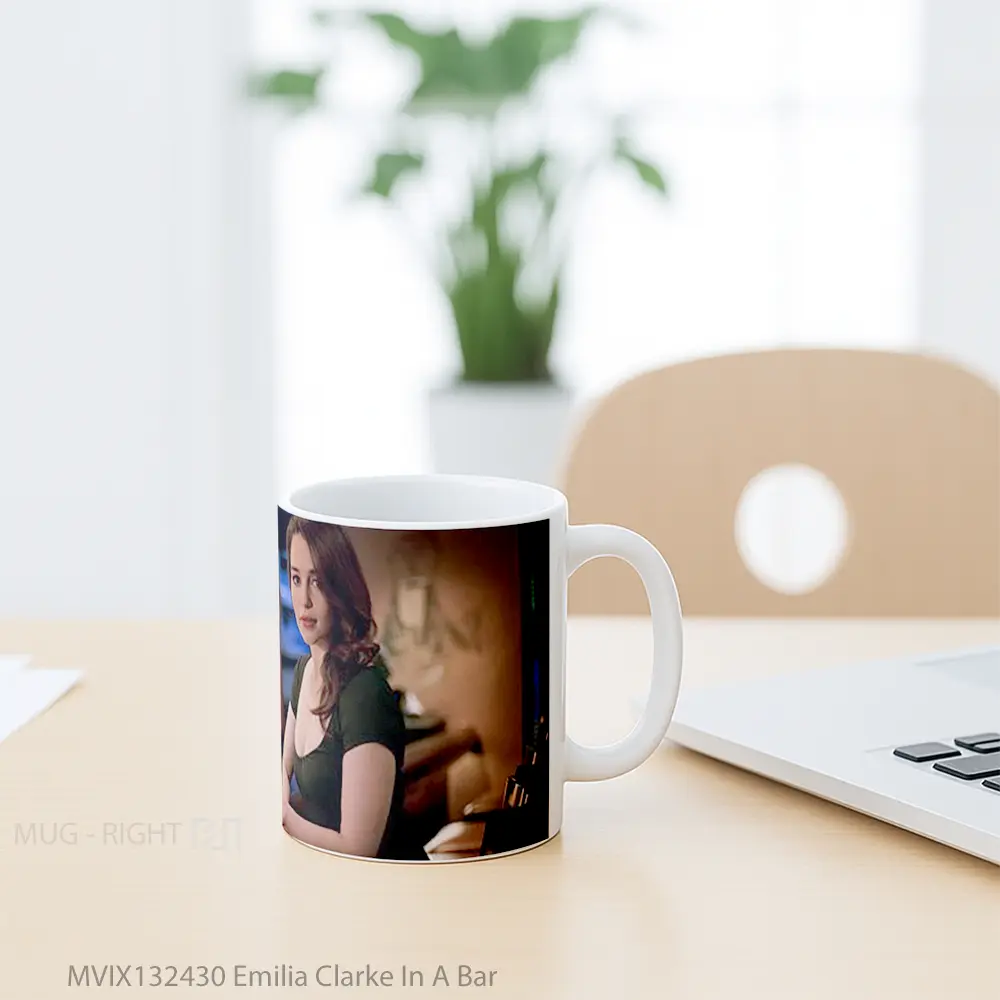 Mug Emilia Clarke In A Bar Gelas Keramik Unik - All-side / Desain